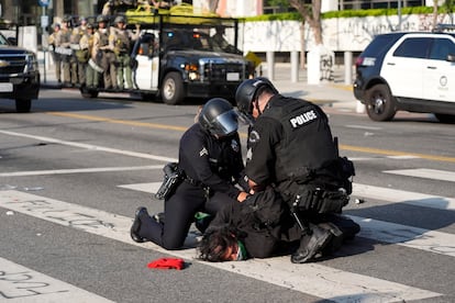 Dos agentes de la Policía de Los Ángeles arrestan a un manifestante, este lunes.