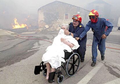 Una mujer es evacuada del pueblo de Aldeia da Torre, cerca de Batalha, en el centro de Portugal.