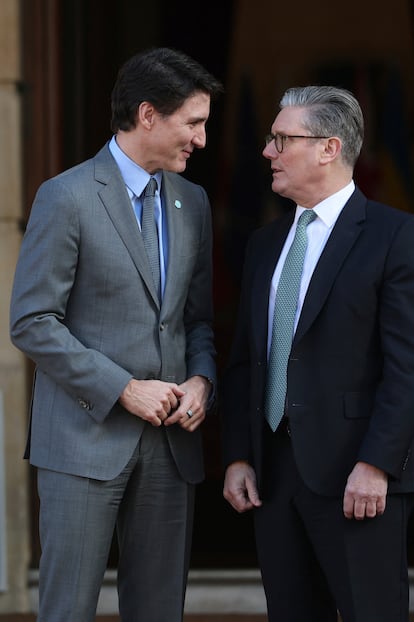 El primer ministro británico,  Keir Starmer (a la derecha), da la bienvenida al canadiense, Justin Trudeau.