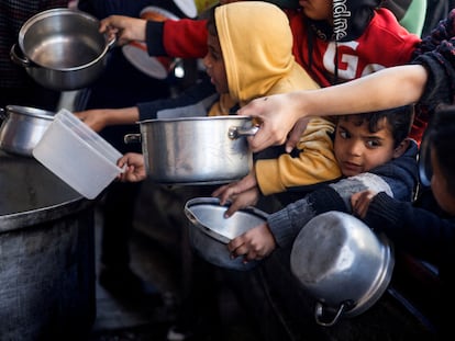 Niños palestinos esperaban para recibir alimentos en un reparto de comida en Rafah, en el sur de Gaza, el pasado 5 de marzo.