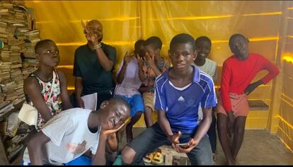 Varios niños en el interior de la biblioteca de Yenagoa, en una imagen cedida por la organización.