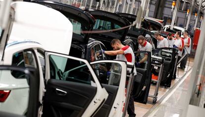 Empleados en la planta de Seat en Martorell.