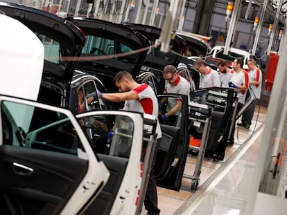 Empleados en la planta de Seat en Martorell. 