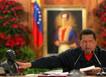 El presidente Hugo Chávez se dirige a los periodistas, ayer, en el palacio de Miraflores, en Caracas.