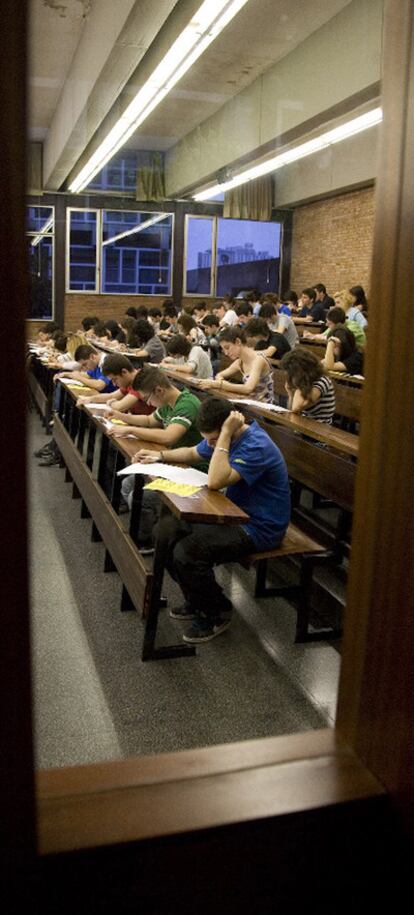 Examen de selectividad en la Facultad de Económicas.