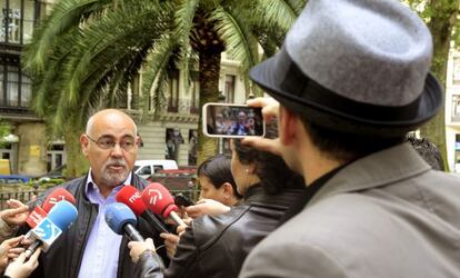 José Antonio Pastor atiende a los medios de comunicación en Bilbao