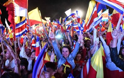 Seguidores de Carlos Alvarado tras su victoria electoral el domingo en San José