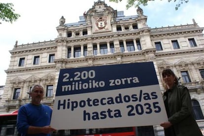 Los candidatos vizcaínos de EH Bildu Josu Unanue y Meritxell Elgezabal ante el palacio foral.