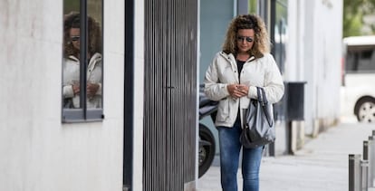 Diana López-Pinel, Diana's mother, outside the courts in Ribeira.