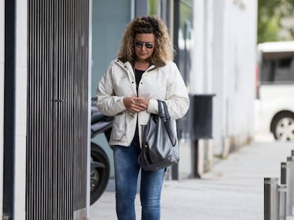 Diana López-Pinel, Diana's mother, outside the courts in Ribeira.