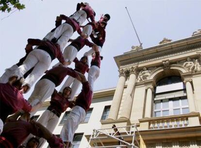 Actuación de los <i>castellers </i><b>de Lleida</b> frente a la Bolsa de Francfort, durante el <i>Aplec</i> del año pasado.