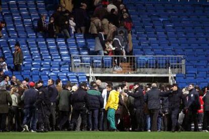 Los aficionados abandonan el Bernabéu.