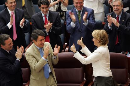 En el centro, Ignacio González aplaude a Esperanza Aguirre en 2007, durante el acto de investidura de la entonces líder del PP de Madrid como presidenta autonómica.