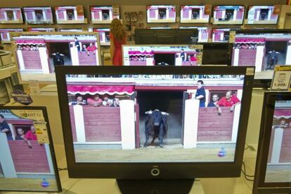 Imagen de varios televisores en unos grandes almacenes de Valladolid en los que se puede ver la corrida de toros con la que TVE reanudó ayer después de seis años las retransmisiones