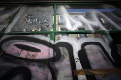 One of the reasons behind the decline of small neighborhood stores is the end of rent controls, which protected the tenant’s financial conditions on leases signed before May 9, 1985. Pictured, a display window at a store on Minas street, also in Malasaña.