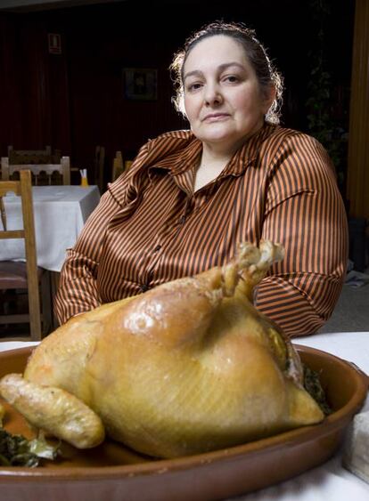 Marina Álvarez con el capón entero del restaurante Seijo.