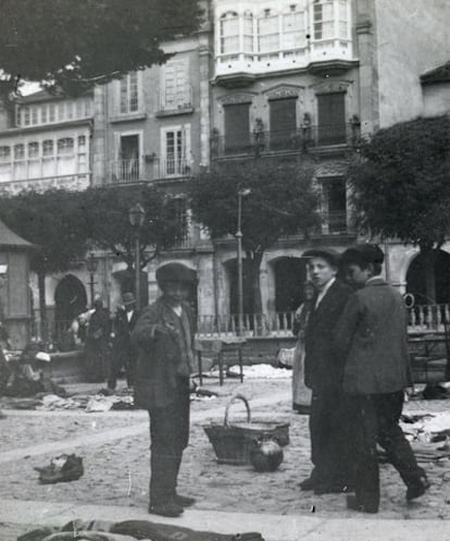 Niños en el mercado de la Praza Maior de Lugo, hacia 1900.