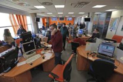 Interior de la redacción de Radiotelevisión Valenciana, desde donde los trabajadores esperaban de que se produjera el corte definitivo de la señal ordenada por el Consell.