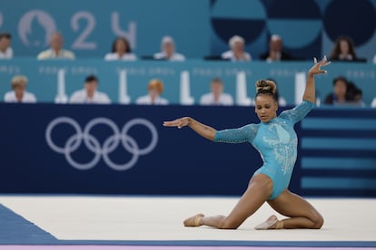 La gimnasta brasileña Rebeca Andrade, durante su ejercicio de suelo.