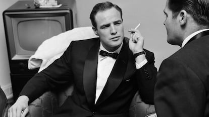 Marlon Brando, trajeado, en 1955.