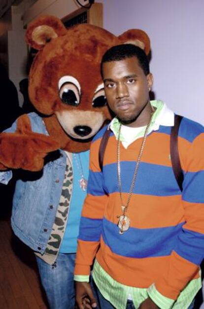 Un polo de rugby sobre una camisa de rayas, en 2005, era lo más. Y un oso de peluche. Que se lo digan a Kanye West.