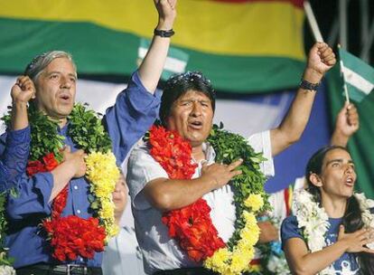 El presidente Evo Morales, acompañado del vicepresidente Alvaro Garcia Linera, en el acto de campaña en Santa Cruz