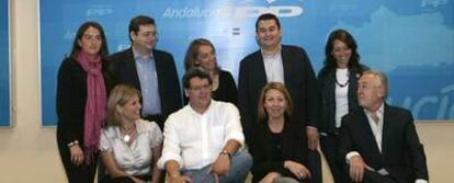 Equipo electoral del PP. De pie y de izquierda a derecha, Arancha Martn, Jos Antonio Aldayturriaga, Macarena O&#39;Neill, Antonio Sanz y Patricia Navarro. Sentados, Mara Jos Garca Pelayo, Ricardo Tarno, Cristina Castillo y Jaime Raynaud.