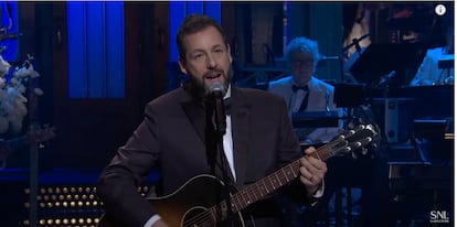 Adam Sandler canta en la gala de aniversario de 'Saturday Night Live'.