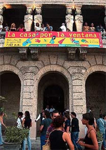 Fachada del Palacio de las Cariátides durante la fiesta.