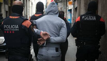 Una redada de narcopisos en el distrito de Ciutat Vella de Barcelona.
 