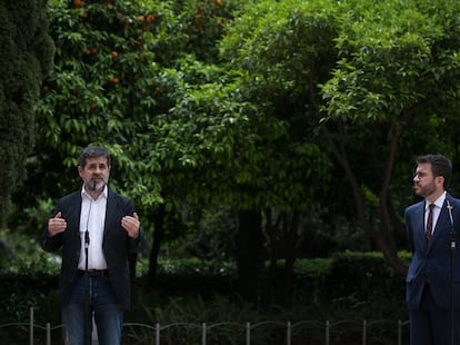 Pere Aragonès, y el secretario general de Junts, Jordi Sànchez, en la escenificación del acuerdo el pasado 17 de mayo.