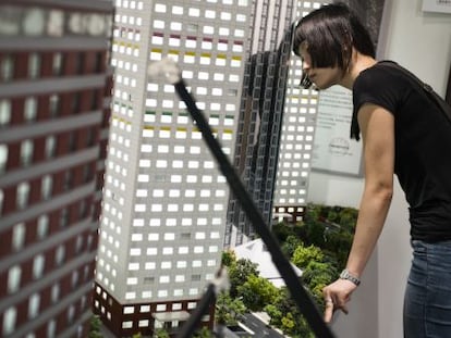 Una joven inspecciona las maquetas de los diferentes edificios est&aacute;ndar que construye BSB.