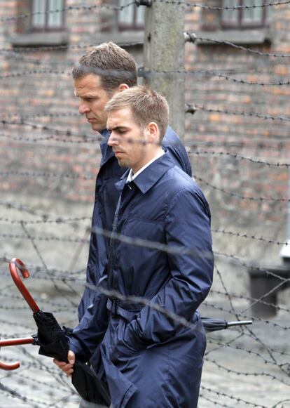 Bierhoff y Lahm, junto a la alambrada