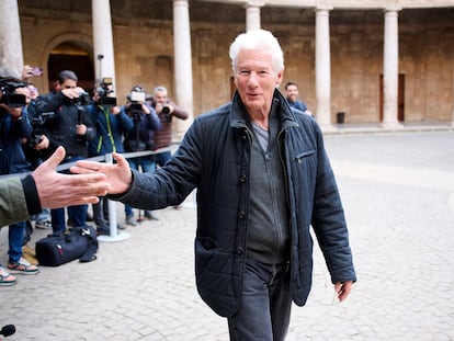Richard Gere posa en el palacio de Carlos V en la Alhambra, de Granada, antes de recibir el Goya internacional.