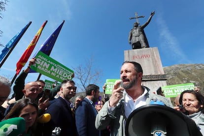 Santiago Abascal, líder de Vox, en el inicio de campaña en Covadonga, el 14 de abril de 2019.