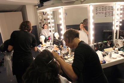 Son las seis de la tarde, quedan dos horas para que se levante el telón de terciopelo rojo y los miembros del coro van entrando en el camerino principal del Teatro Real. Allí, uno de los 15 integrantes del equipo de caracterización se encarga de que cada uno de los personajes tome forma. Unos minutos frenéticos que, sin embargo, se organizan siguiendo un riguroso orden: cada persona está asociado siempre al mismo estilista y se le da cita a una hora concreta. 