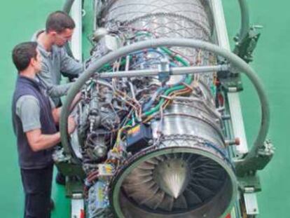 Dos operarios trabajan en una turbina en las instalaciones de ITP en Bizkaia.
