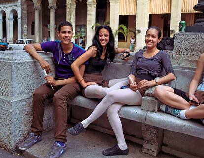 Jóvenes cubanos retratados en La Habana. Iván de la Nuez denomina a la hornada criada en Cuba en pleno siglo XXI como la generación del Apoteosis. En sus manos está el incierto futuro de la isla caribeña.