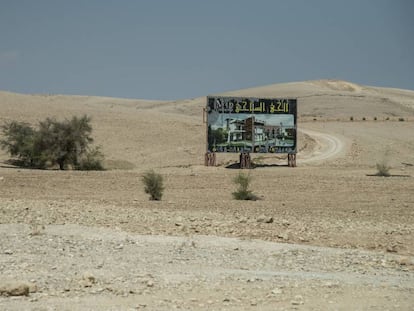 Cartel de una promoción inmobiliaria en Al Auja, en Jericó, en la Cisjordania ocupada por Israel.