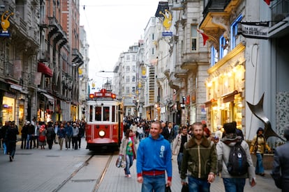 El tranvía que recorre İstiklal Caddesi (la avenida de la Independecia), en Estambul.
