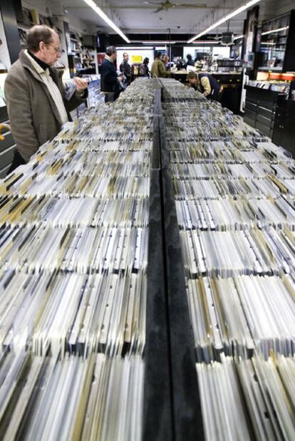 Interior de una gran tienda de discos en Barcelona.