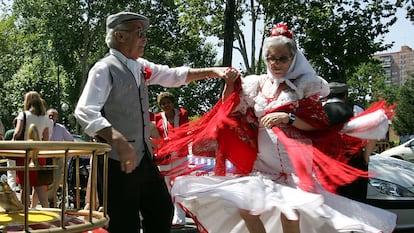 Una pareja de chulapos se divierte en la tradicional verbena de San Antonio de la Florida de 2004.
