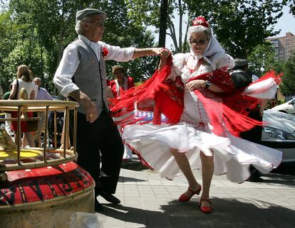 Una pareja de chulapos se divierte en la tradicional verbena de San Antonio de la Florida de 2004.