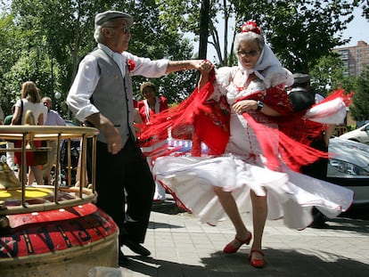 Una pareja de chulapos se divierte en la tradicional verbena de San Antonio de la Florida de 2004.