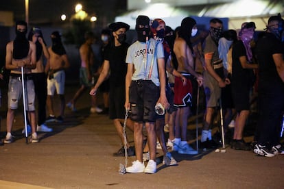 Jóvenes con palos y cadenas, en las calles de Torre Pacheco, esta madrugada.