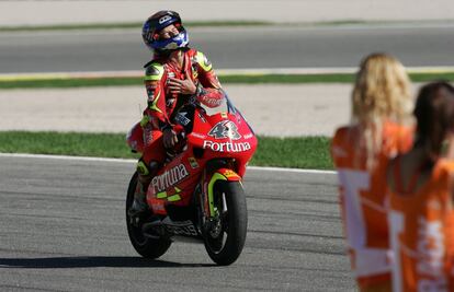 Campeón de 250cc. Lorenzo gana su primer título Mundial en el circuito de Cheste al finalizar cuarto en el Gran Premio de la Comunidad Valenciana, el que cerraba el campeonato. 