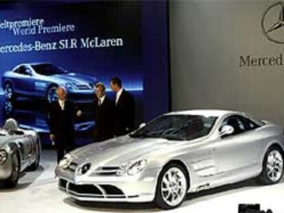 El Mercedes SLR McLaren quiere ser la reinterpretación moderna del SLR de los años cincuenta con el que Juan Manuel Fangio se impuso en la fórmula 1 de aquella época.