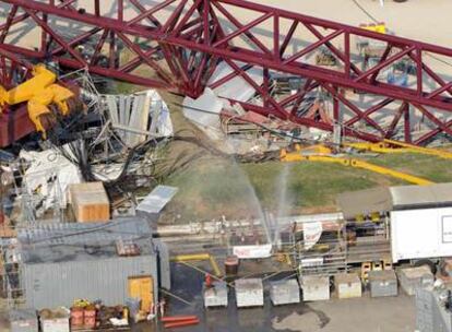 Imagen de la grúa desplomada en la refinería LyondellBasell de Houston Refinery.