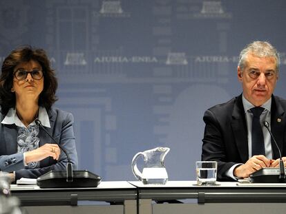 El lehendakari, Iñigo Urkullu, junto a la consejera de Salud, Nekane Murga, este martes durante una reunión sobre el coronavirus.