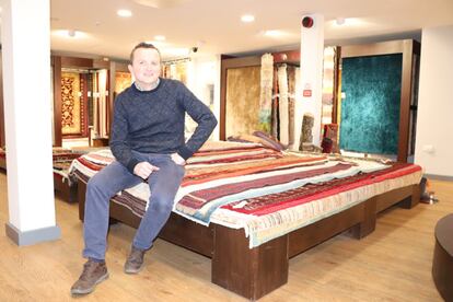 Paul Vallely, (37 años), dueño de una empresa exportadora de alfombras en Newry (Irlanda del Norte), al lado de la frontera. Importa de Turquía, India y China. Exporta a Estados Unidos y a toda Europa. La "frontera dura" del Brexit puede suponer pérdidas de hasta un 40% del negocio, dice. 
